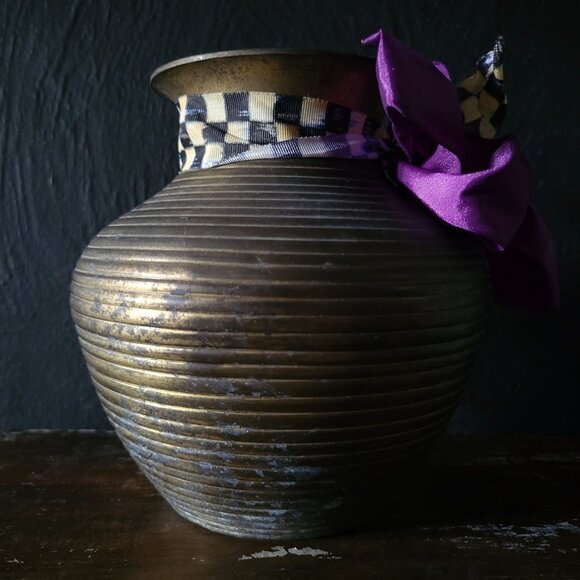 Vintage Ribbed Brass Squat Vase, Vintage Brass Vase - Picture 4 of 6